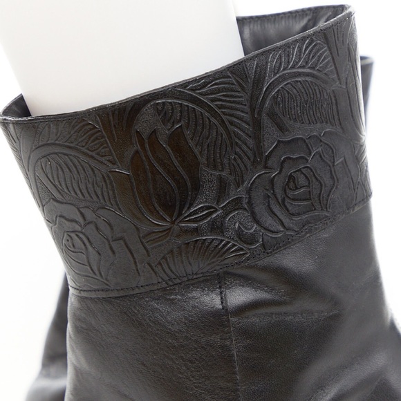 Black leather ankle boots with foliage design / 9 - Picture 3 of 7